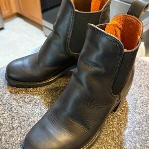 FRYE Sabrina Chelsea Boots - Size 10 - Black - Like New